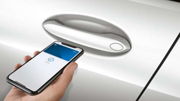 BMW Digital Key BMW Série 8 Gran Coupé M F93 LCI restylage 2022 BMW Série 8 Gran Coupé M Coupé F93 LCI restylage 20222022 BMW Digital Key main tenant un smartphone près de la poignée de porte