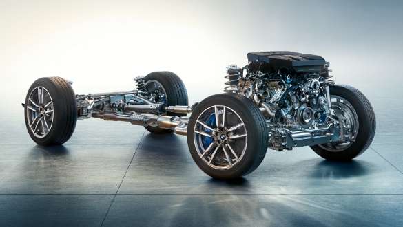 Suspension M spécifique de la BMW X3 M F97 LCI restylage 2021 BMW X3 M F97 LCI restylage 2021 Alpinweiß Suspension M spécifique Vue avant en mouvement dans un virage