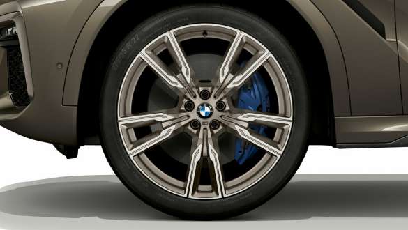 BMW X6 M50i SUV avec vue sur une jante en alliage léger. Extérieur de la BMW X6 M50i SUV avec vue sur une jante en alliage léger.