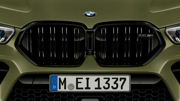 Calandre M spécifique de la BMW X6 M Competition SUV Calandre M spécifique de la BMW X6 M Competition F96 2020 SUV en teinte spéciale BMW Individual Urban Green, extérieur