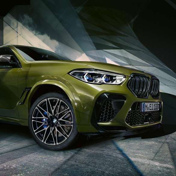 Design extérieur de la BMW X6 M Competition SUV Design extérieur de la BMW X6 M Competition F96 2020 SUV en teinte spéciale BMW Individual Urban Green vue de trois quarts face