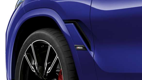 BMW X6 M60i xDrive G06 MP prise d’air avec badge M BMW X6 M60i xDrive G06 MP prise d’air avec badge M, vue en gros plan