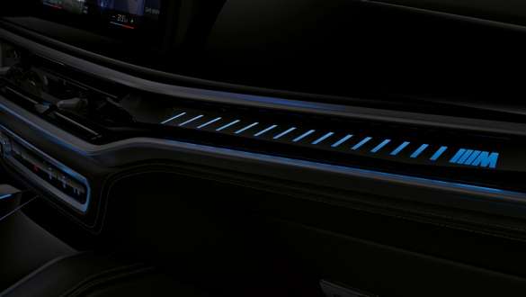 BMW X6 M60i xDrive G06 MP, barre lumineuse avec logo M BMW X6 M60i xDrive G06 MP, barre lumineuse avec logo M, vue en gros plan