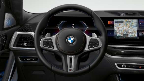 BMW X6 M60i xDrive G06 MP volant M en cuir filename.jpg_image_alt_text> (should include keyword) BMW X6 M60i xDrive G06 MP volant M en cuir, vue en gros plan