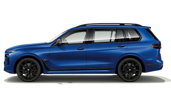 BMW X7 M60i xDrive G07 LCI Frozen Marina Bay Blue vue de profil à l'arrêt BMW X7 M60i xDrive G07 LCI Frozen Marina Bay Blue vue de profil à l'arrêt