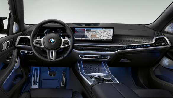 Le poste de conduite de la BMW X7 M60i xDrive G07 LCI Le poste de conduite de la BMW X7 M60i xDrive G07 LCI vue en gros plan