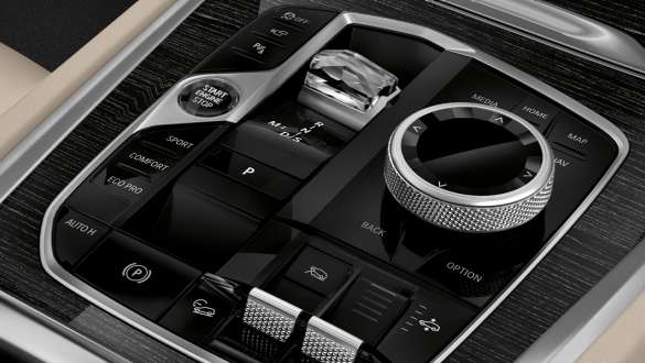 Des éléments en cristal noble de la BMW X6 G06 LCI BMW X6 G06 LCI Éléments en cristal noble vue en gros plan de la console centrale