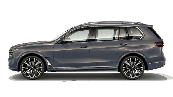 BMW X7 G07 LCI vue de profil Sparkling Kupfergrau metallic BMW X7 G07 LCI vue de profil à l’arrêt Sparkling Kupfergrau metallic