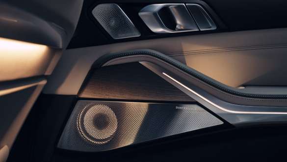 Système hi-fi Bowers & Wilkins Diamond Surround Sound de la BMW X7 G07 LCI Système hi-fi Bowers & Wilkins Diamond Surround Sound de la BMW X7 G07 LCI – haut-parleur à l’intérieur de la garniture de porte avant