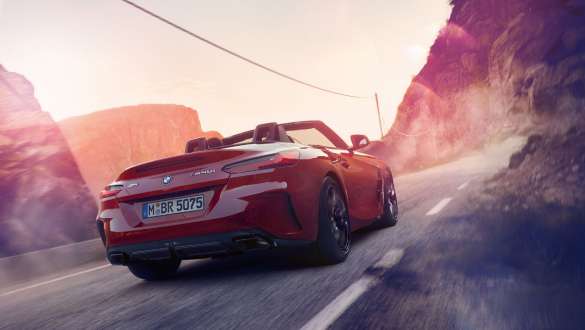 Variable Sport Steering de la BMW Z4 Roadster Arrière d'une BMW Z4 Roadster qui roule dans les montagnes