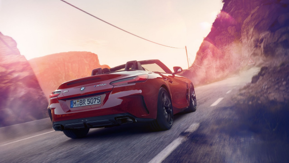 Variable Sport Steering de la BMW Z4 Roadster Arrière d'une BMW Z4 Roadster qui roule dans les montagnes