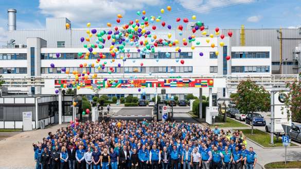 Social BMW Special Sales Sustainability Hub Overview BMW Special Sales Sustainability Hub Overview Collaborateurs sociaux de BMW devant le bâtiment avec des ballons colorés flottant dans l'air