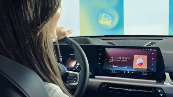Femme dans BMW regarde l’écran BMW Intérieur femme regarde l’écran
