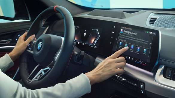 Femme dans BMW utilise l'écran BMW Intérieur femme utilise l’écran