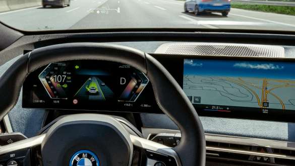 Fonctions qui peuvent être souscrites BMW ultérieurement Driving Assistant Plus Fonctions qui peuvent être souscrites ultérieurement BMW Driving Assistant Pack Plus, vue en gros plan du volant et du Curved Display