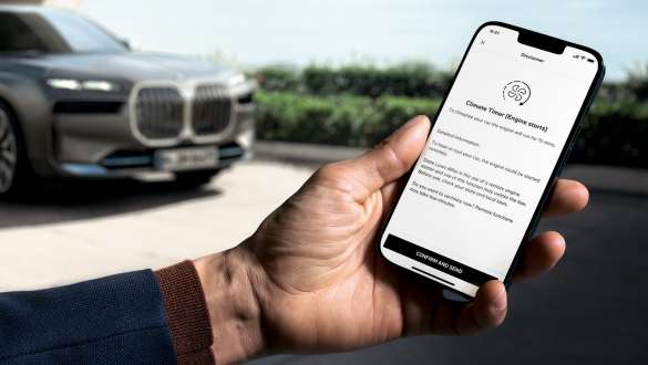 Fonctions qui peuvent être souscrites ultérieurement BMW Démarrage du moteur à distance Fonctions qui peuvent être souscrites ultérieurement BMW Démarrage du moteur à distance smartphone en main avec BMW en arrière-plan