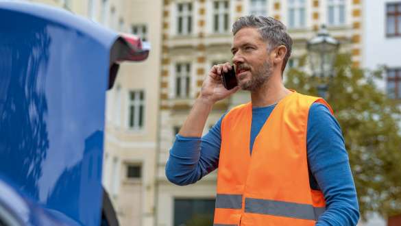 Gestion d’accident BMW. BMW Accident Support and Breakdown Assistant homme au téléphone