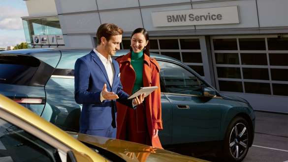Service BMW Service BMW, le collaborateur de BMW conseille une cliente