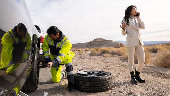 BMW Roadside Assistance expert talking to driver BMW Roadside Assistance BMW Roadside Assistance expert talking to driver