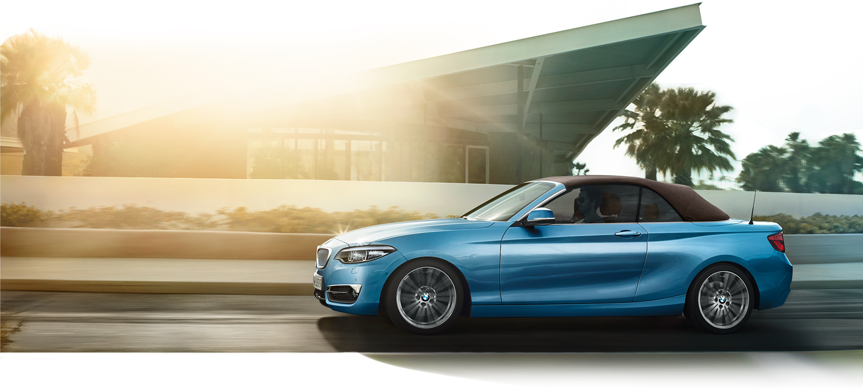 BMW Série 2 Cabriolet : la vue latérale de la décapotable de luxe. Essai sur route. BMW Série 2 Cabriolet : la vue latérale de la décapotable de luxe. Essai sur route.