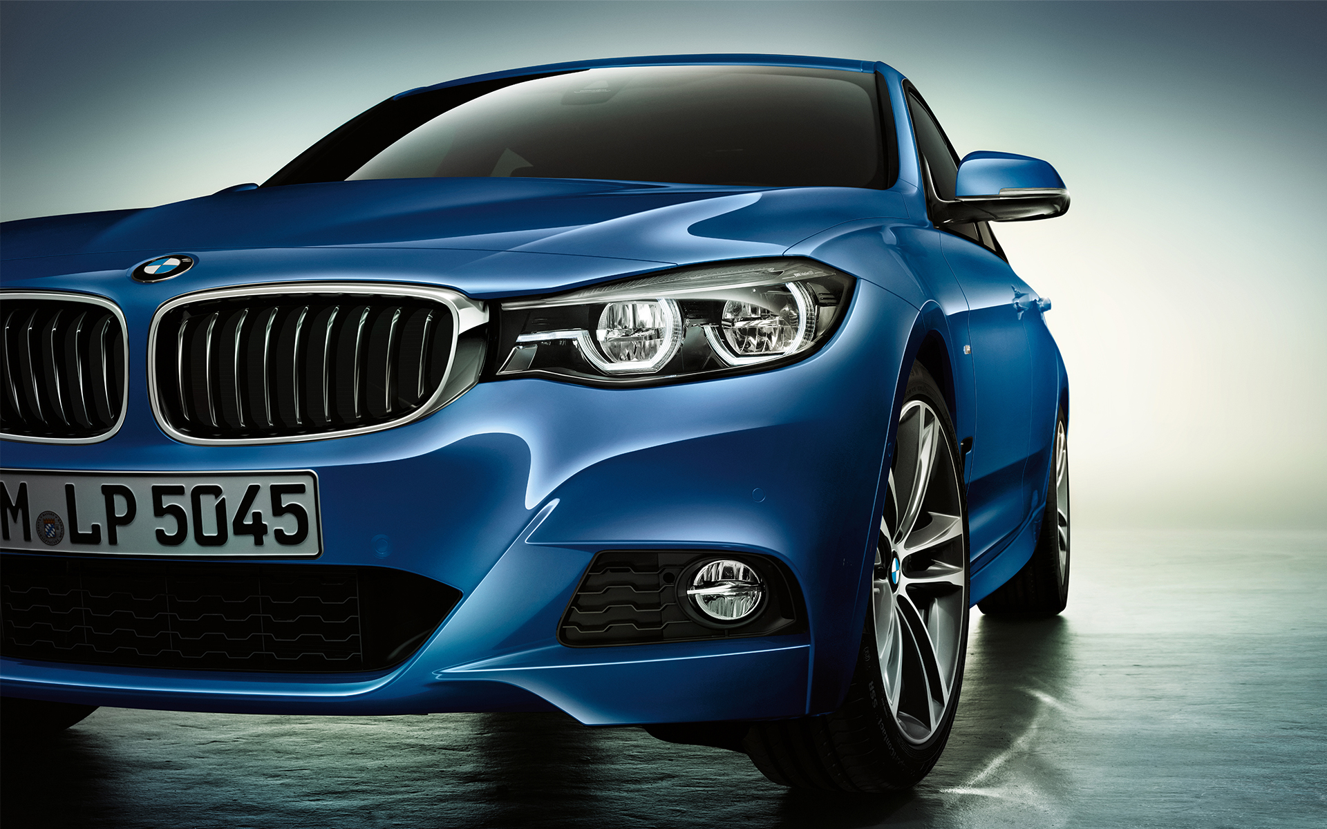 BMW 3 Series Gran Turismo: metallic blue headlights view. BMW 3 Series Gran Turismo: metallic blue headlights view.