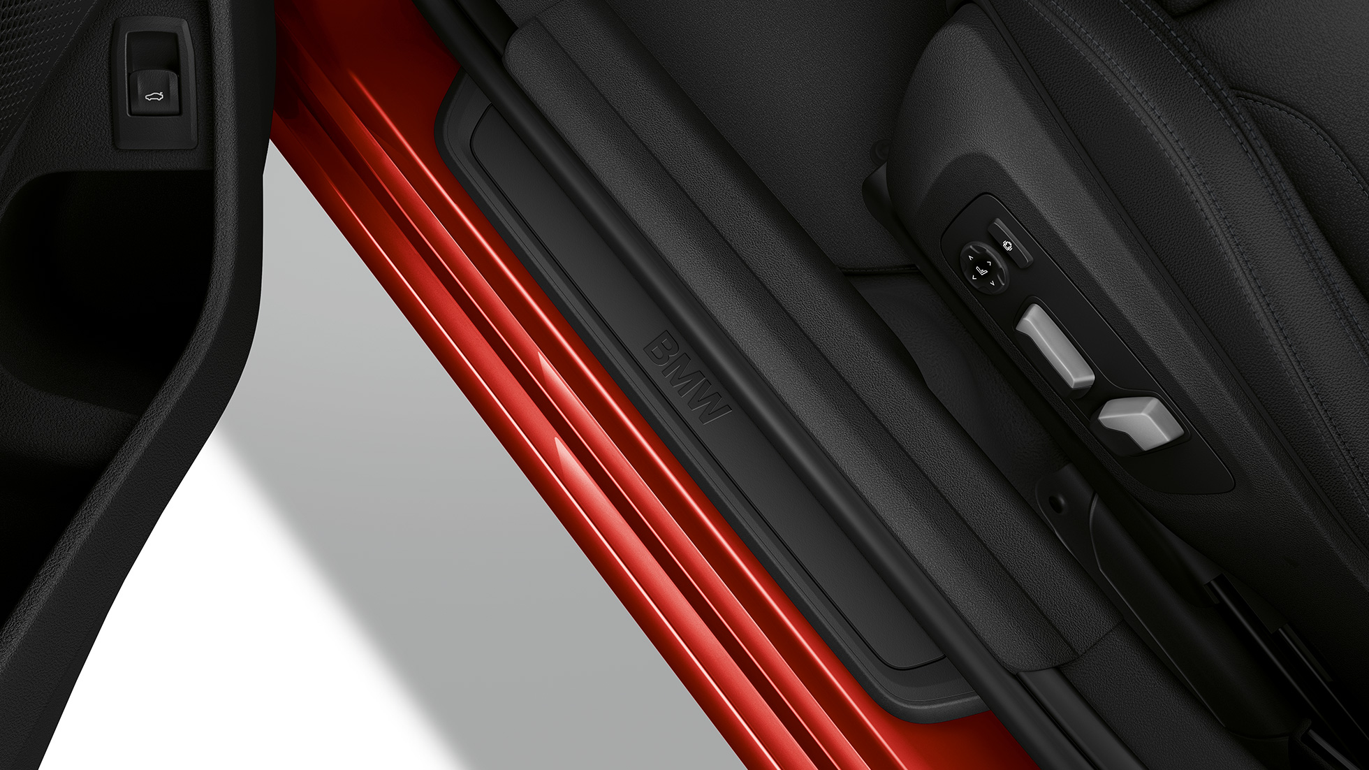 BMW 3 Series Sedan, Model Advantage entry sill Top view of the door sill of the BMW 3 Series Sedan with model Advantage features.
