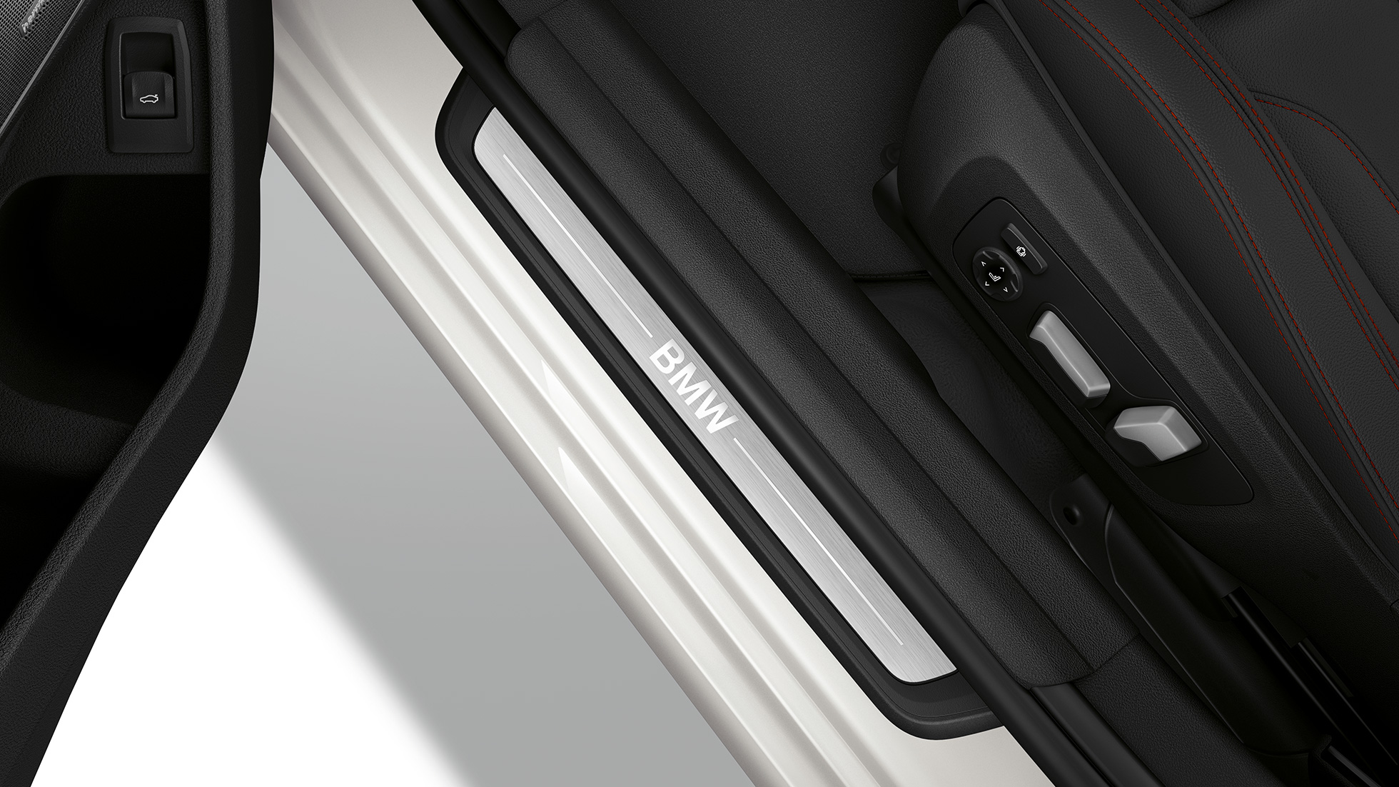 BMW 3 Series Sedan, Sport Line entry sill Top view of the door sill of the BMW 3 Series Sedan with Sport Line features.