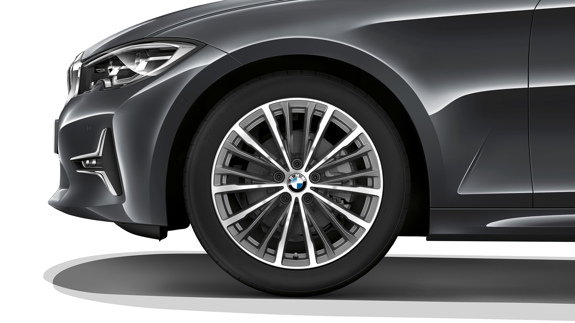 BMW 3 Series Sedan, Modell Luxury Line light alloy wheel Close-up of the light alloy wheel of the BMW 3 Series Sedan with Model Luxury Line equipment.