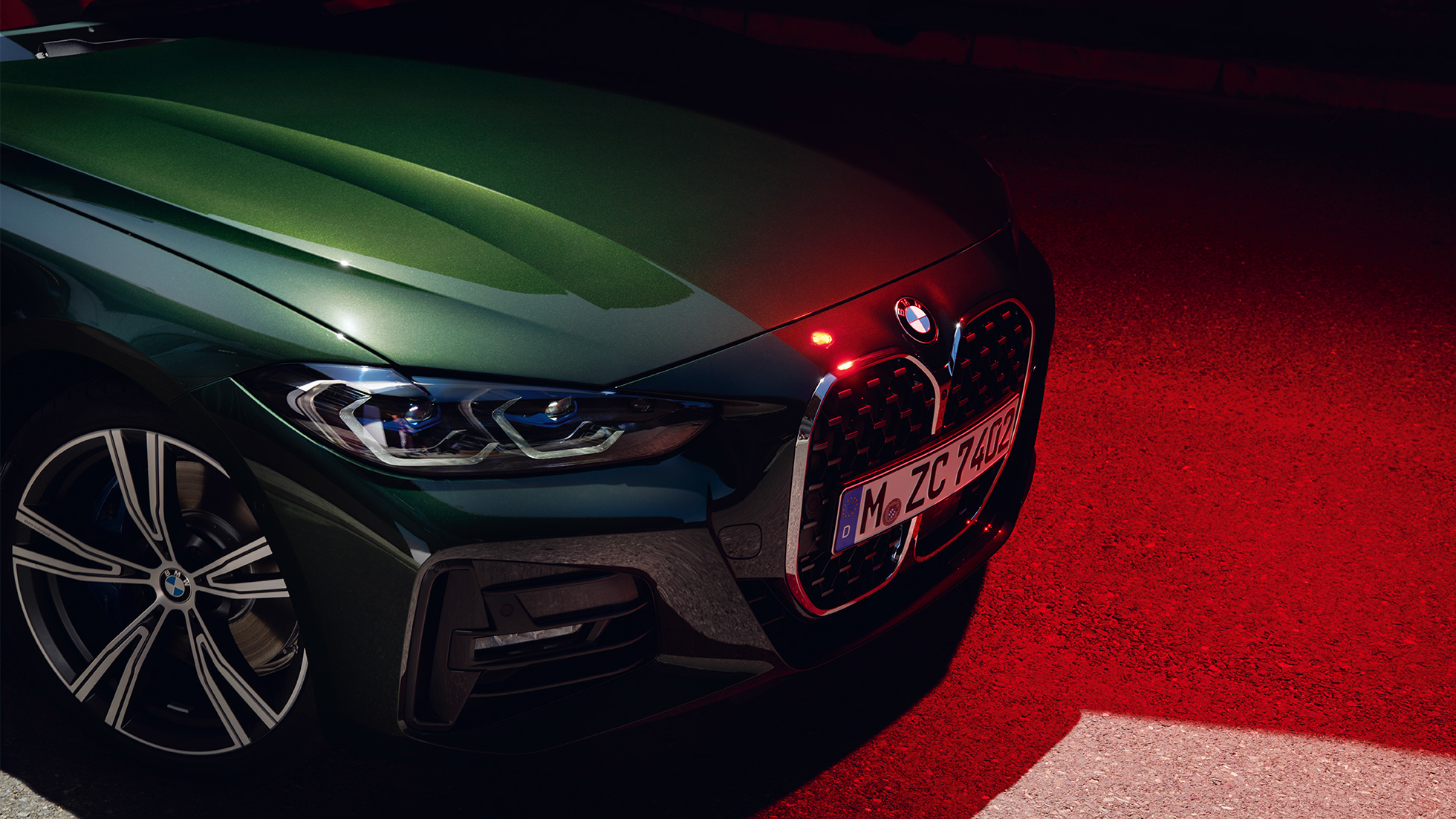Vue avant des doubles naseaux de la BMW Série 4 Cabrio G23 2020 BMW Série 4 Cabrio G23 2020 Sanremo Green metallic, vue avant en gros plan des doubles naseaux, voiture à l'arrêt