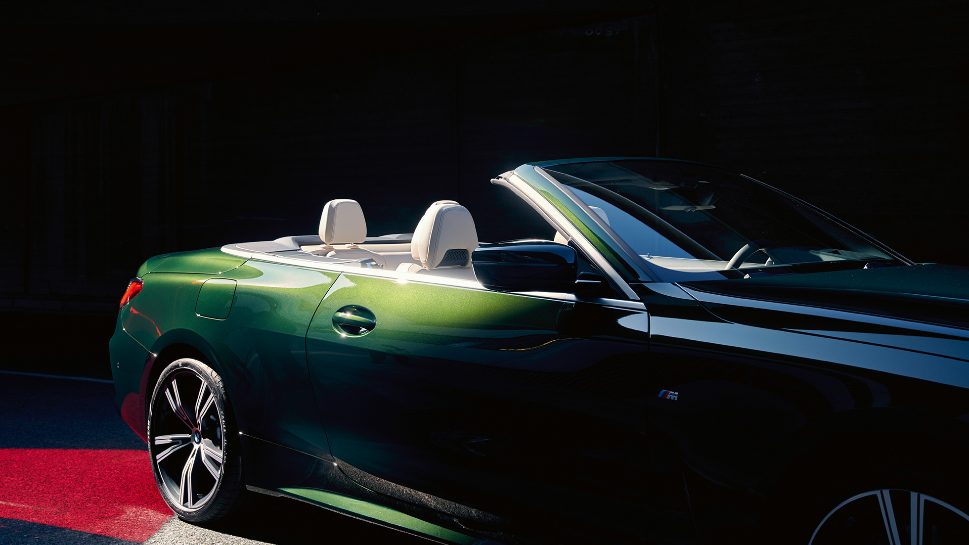 Vue de trois quarts avant de la BMW Série 4 Cabrio G23 2020, en mouvement BMW Série 4 Cabrio G23 2020 Sanremo Green metallic en mouvement, vue de trois quarts avant en mouvement