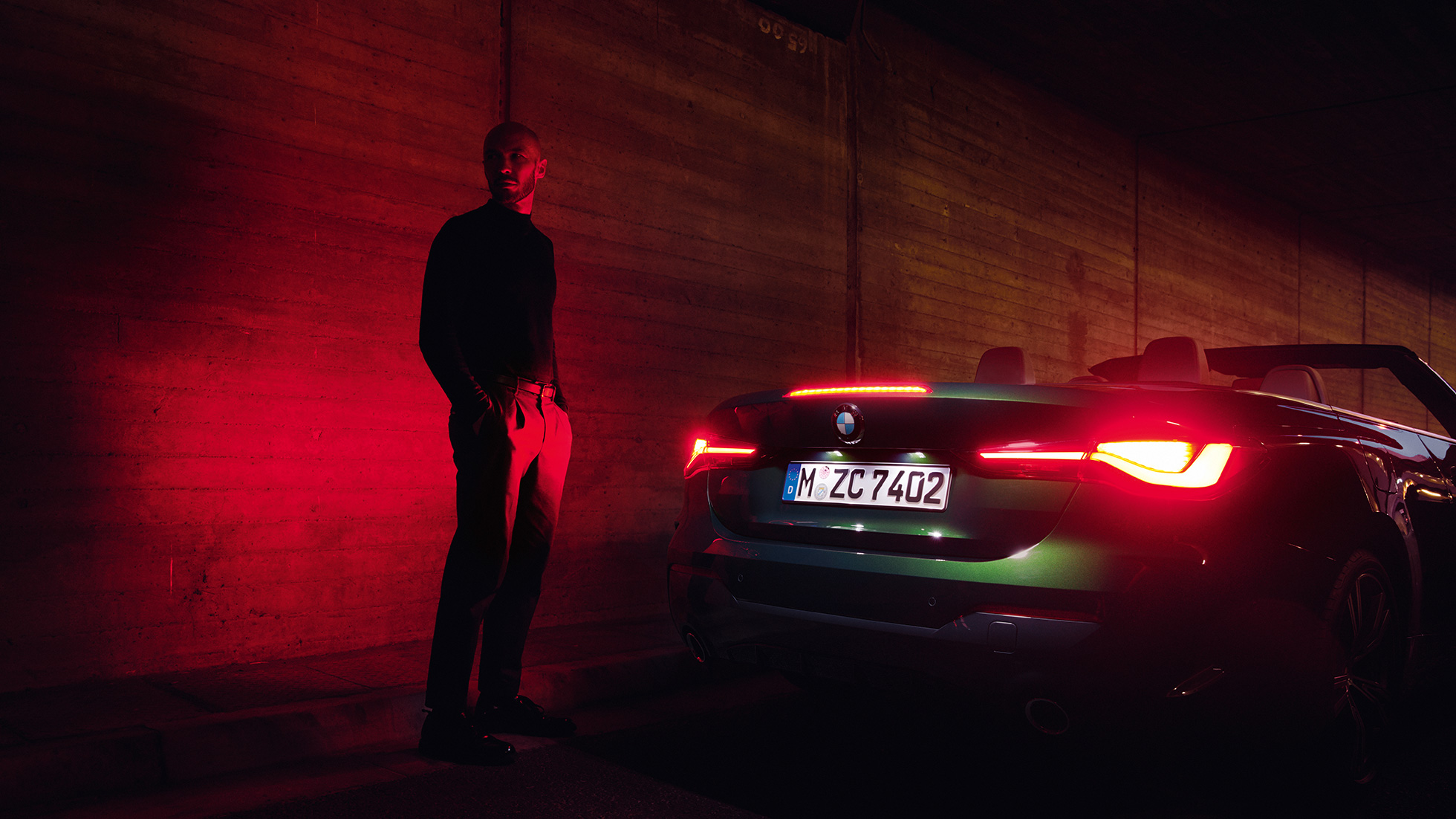 Vue de profil avec capote ouverte de la BMW Série 4 Cabrio G23 2020 BMW Série 4 Cabrio G23 2020 Sanremo Green metallic, vue de trois quarts avant avec capote ouverte