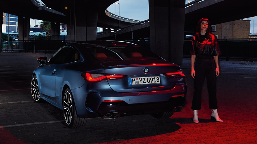 BMW 4 Series Coupé (G22), Artic Race Blue metallic, rear view with person BMW Série 4 Coupé (G22), Arctic Race Blue metallic, vue arrière avec modèle