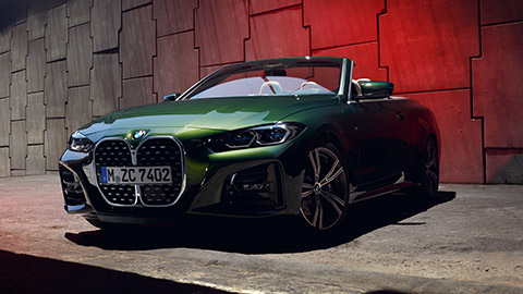 BMW Série 4 Cabrio G23, vue de trois quarts de profil avec modèle