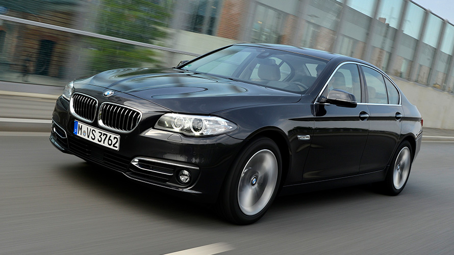 BMW 518d (F10) vue de trois quarts de profil en mouvement BMW 518d Berline (F10) vue de trois quarts de profil en mouvement