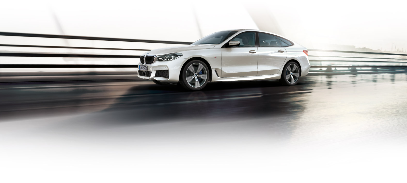 Vue latérale de la BMW Gran Turismo de Série 6 blanche, essai routier. Vue latérale de la BMW Gran Turismo de Série 6 blanche, essai routier.
