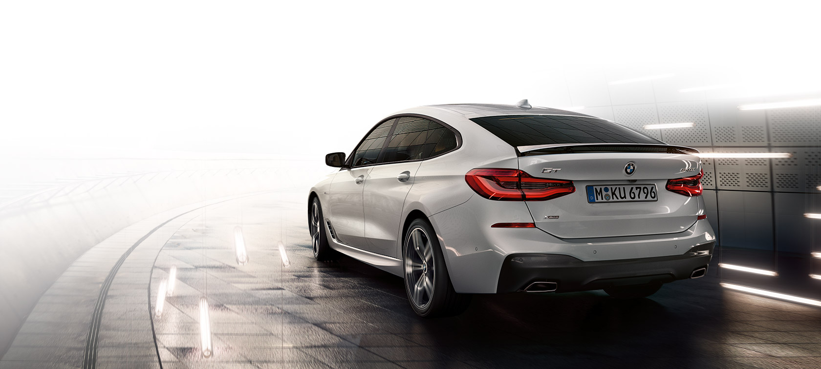 Vue arrière de la BMW Gran Turismo de Série 6 blanche, essai routier. Vue arrière de la BMW Gran Turismo de Série 6 blanche, essai routier.