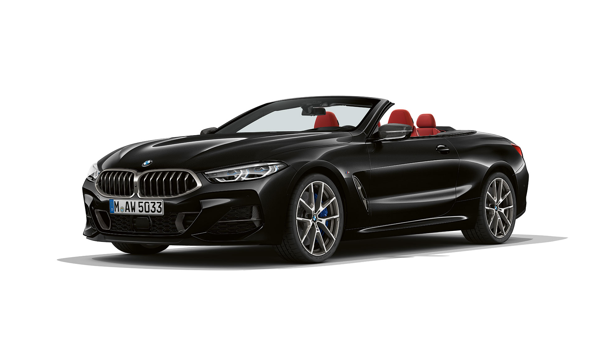 BMW M850i xDrive, Noir charbon métallisé, l'avant de la voiture à vue 3/4 BMW M850i xDrive, Noir charbon métallisé, l'avant de la voiture à vue 3/4