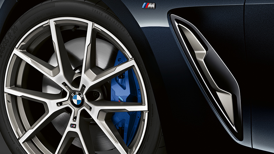 Close-up of the light-alloy wheel of the BMW 8 Series Coupé.