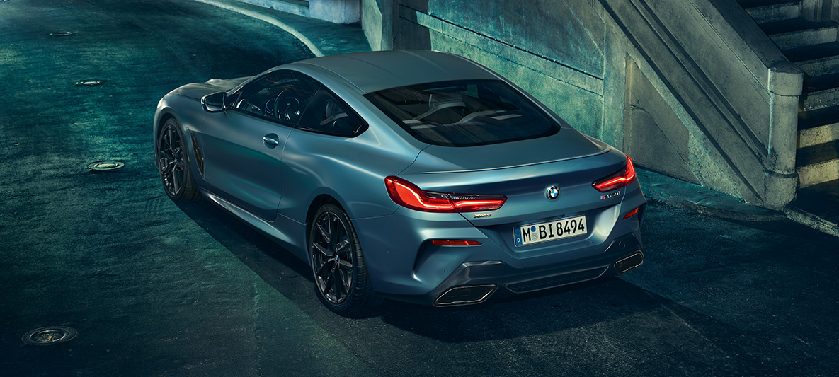 Vue de trois quarts arrière de la BMW M850i Coupé First Edition La BMW M850i Coupé First Edition vue de trois quarts arrière devant un décor urbain.