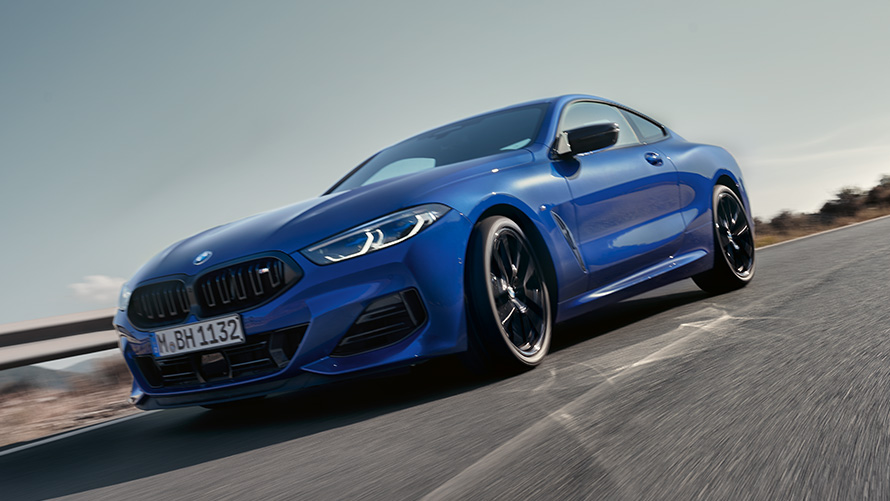 BMW M850i xDrive Coupé G15 LCI restylage 2022 M Portimao Blau metallic vue de trois quarts avant