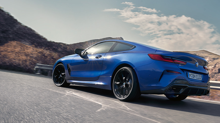 BMW Série 8 Coupé M Portimao Blau metallic G15 LCI restylage vue de trois quarts arrière face aux collines