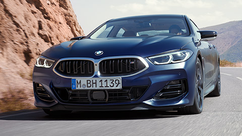 BMW Série 8 Gran Coupé (G16) vue de trois quarts arrière en conduite