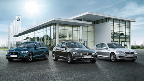 Véhicule d’occasion BMW devant concession BMW