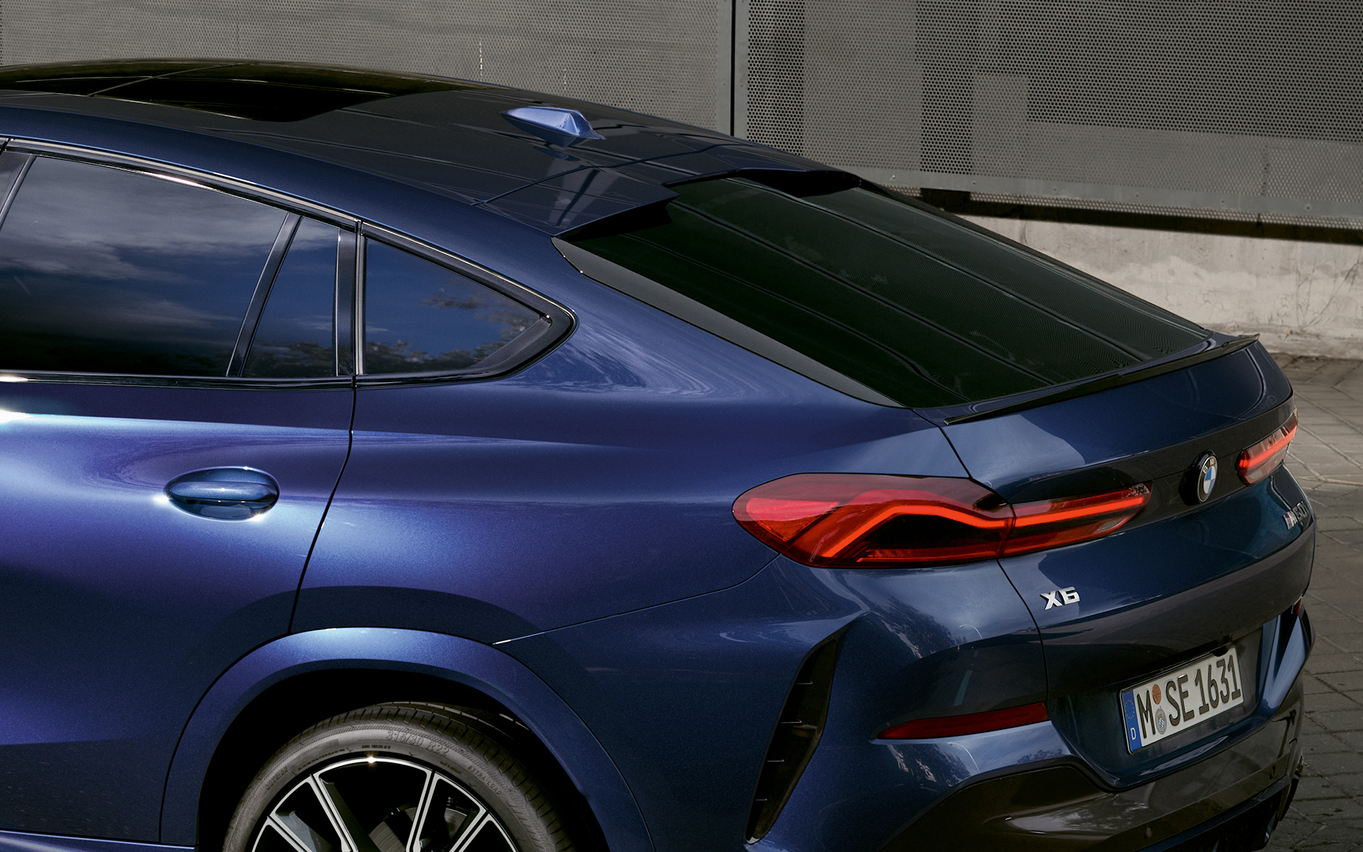 BMW X6 M60i G06 MP rear close-up