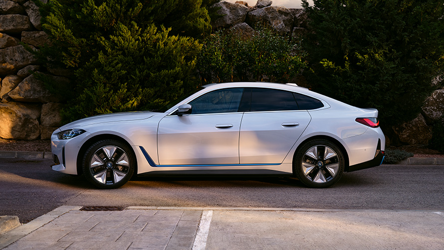 BMW i4 eDrive40 G26 2021 Mineralwei&szlig;, vue de trois quarts avant &agrave; l&rsquo;arr&ecirc;t devant eau