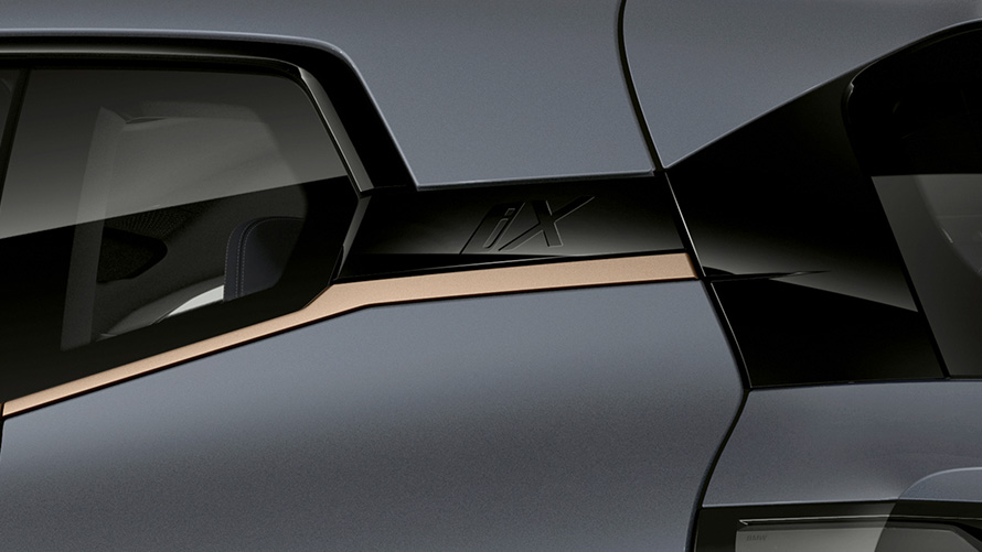 BMW iX M60 i20 2022 SUV électrique BMW Individual Storm Bay metallic vue de détail logo iX pli de Hofmeister BMW Individual Exterieur Line Titanbronze