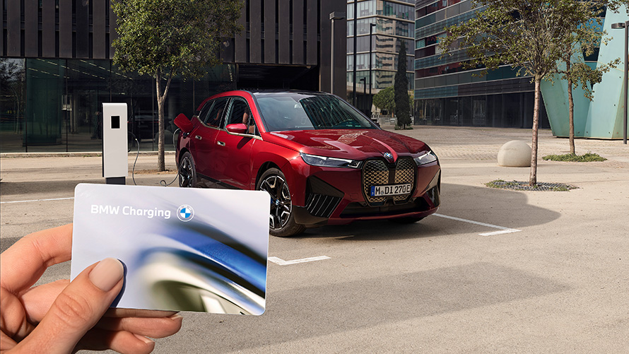 BMW iX i20 2021 SUV électrique BMW iX xDrive50 Aventurinrot recharge sur une borne de recharge rapide publique