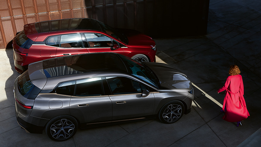 BMW iX M60 BMW Individual Storm Bay metallic et BMW iX xDrive50 Aventurinrot i20 2022, vue en plongée