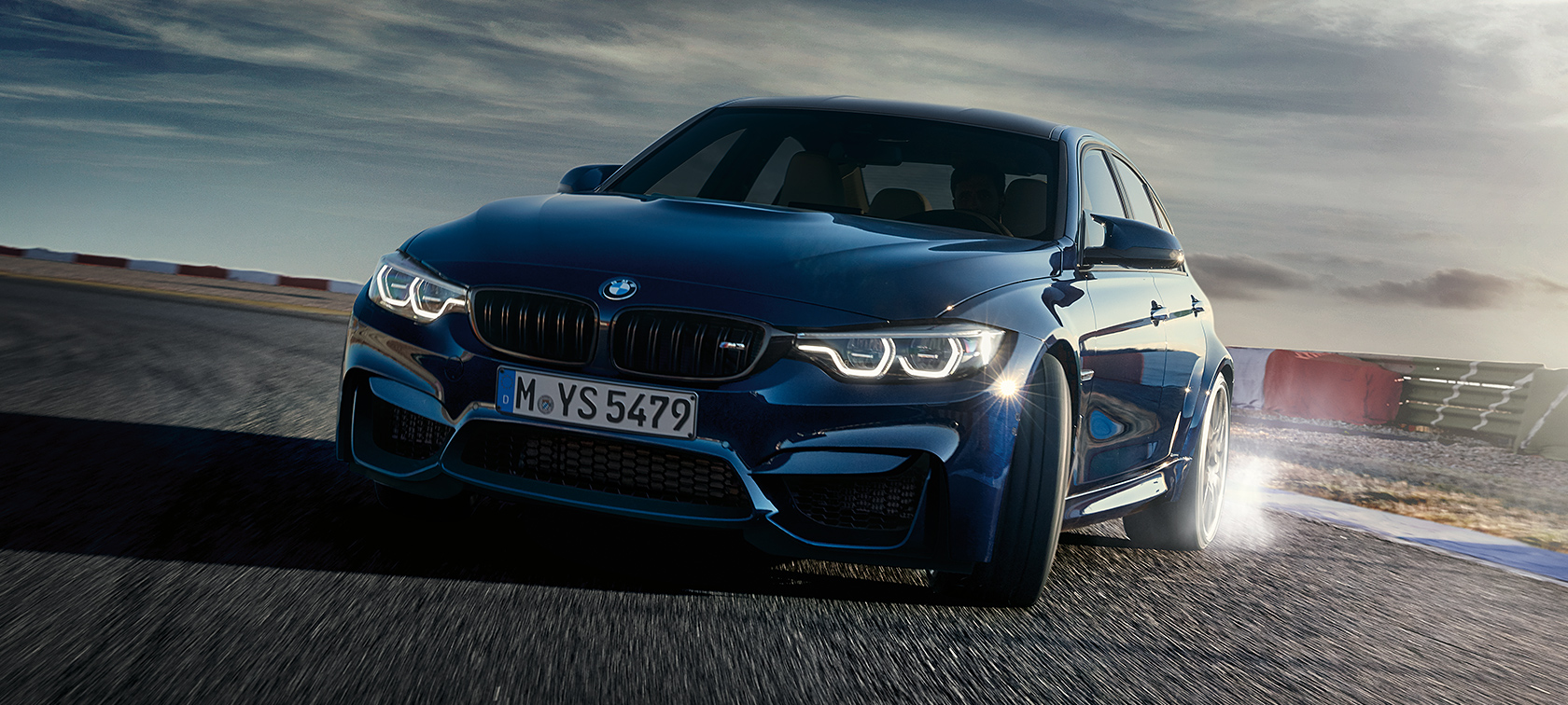L’Affichage tête relevée avec affichages M spécifiques - disponible pour la Berline BMW M3. L’Affichage tête relevée avec affichages M spécifiques - disponible pour la Berline BMW M3.