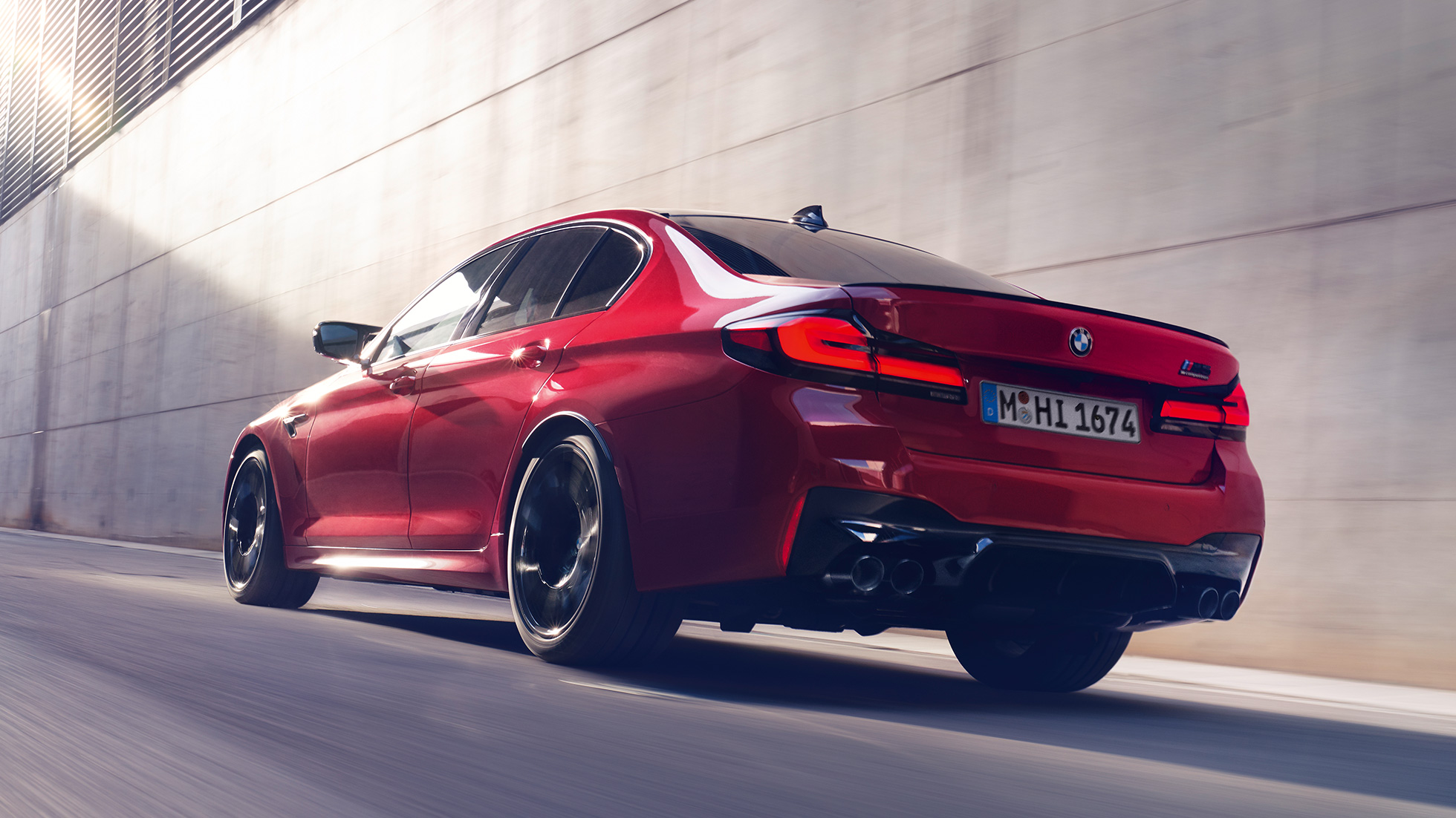 BMW M5 Competition F90 LCI restylage 2020 vue de trois quarts arrière BMW M5 Competition F90 LCI restylage 2020 BMW Individual Imola Rot vue de trois quarts arrière